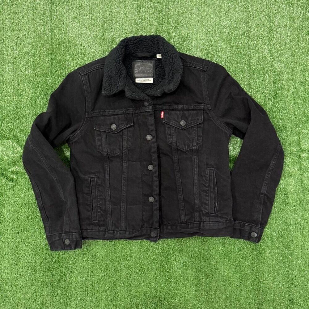 Y2K Women’s Levi's black denim jacket with sherpa lining